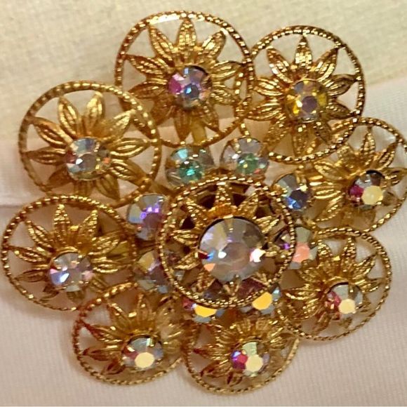 Vintage aurora borealis brooch and clip on earrings - Picture 8 of 8